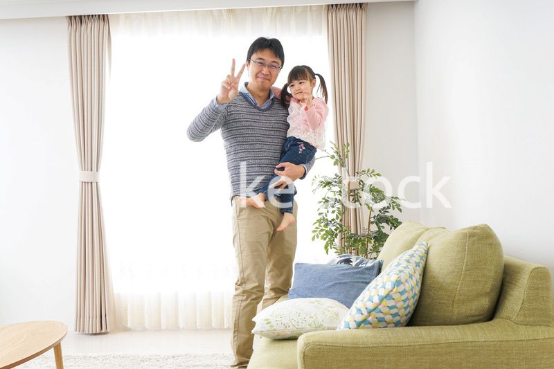 子育てをするイクメンパパ