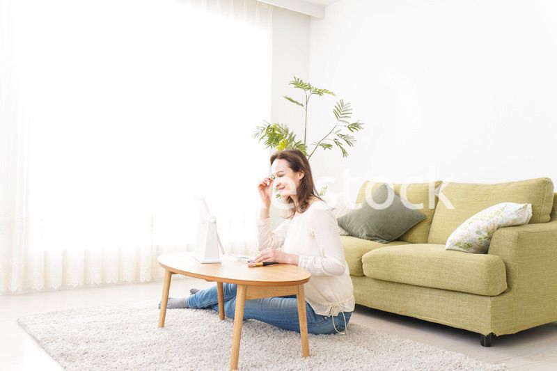 自宅で化粧をする若い女性