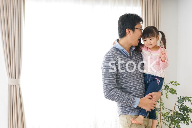 子育てをするイクメンパパ