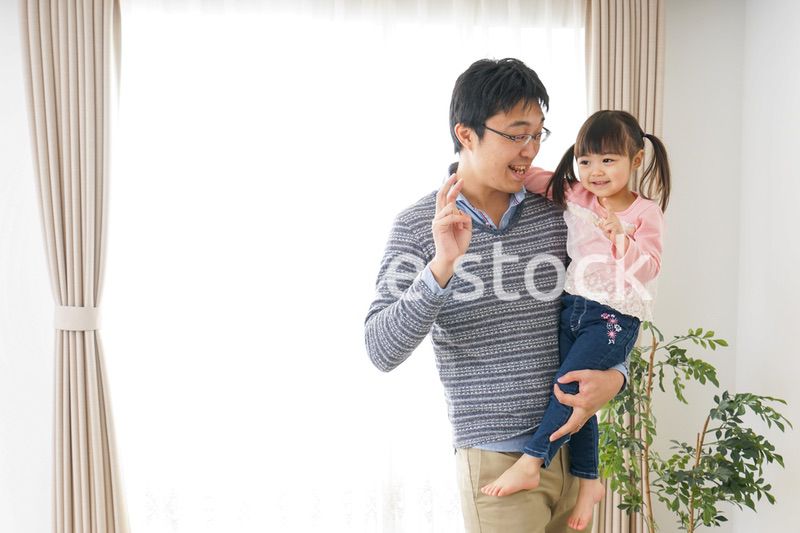 子育てをするイクメンパパ