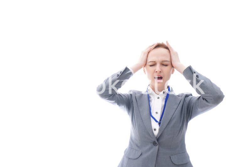 大激怒をするスーツを着たビジネスウーマン