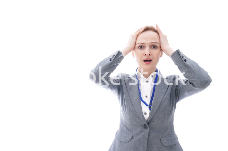 大激怒をするスーツを着たビジネスウーマン