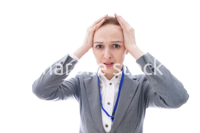 大激怒をするスーツを着たビジネスウーマン