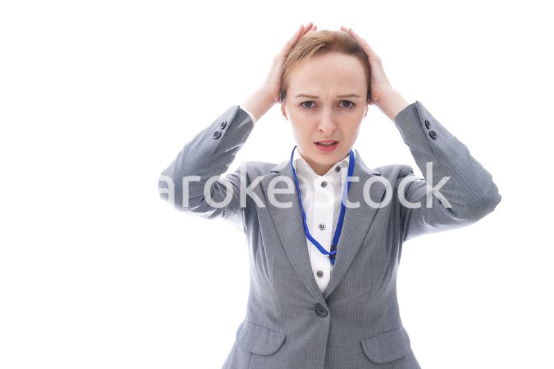 大激怒をするスーツを着たビジネスウーマン