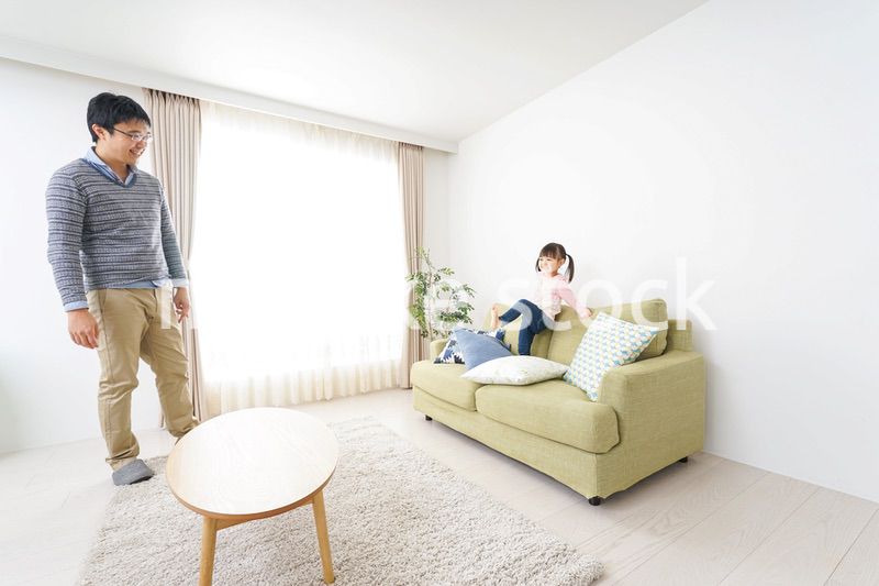 子育てをするイクメンパパ