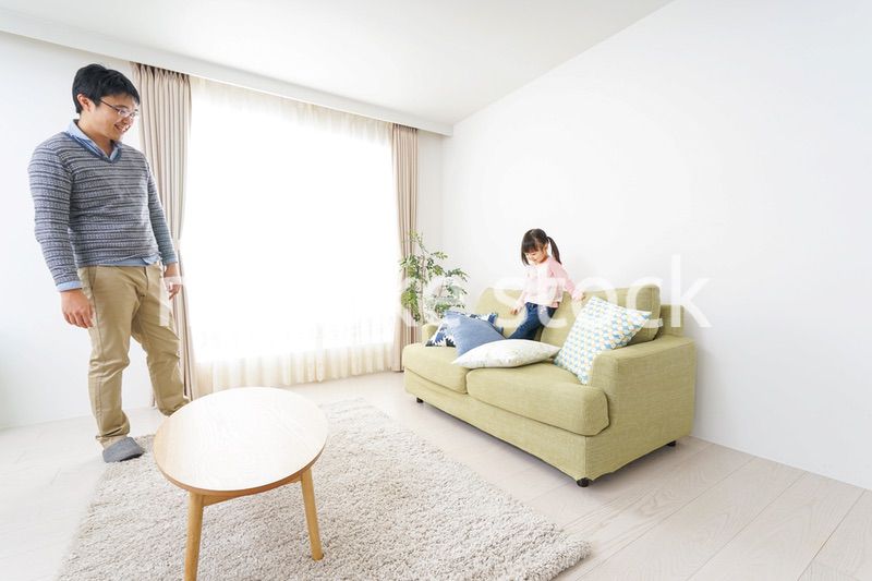 子育てをするイクメンパパ