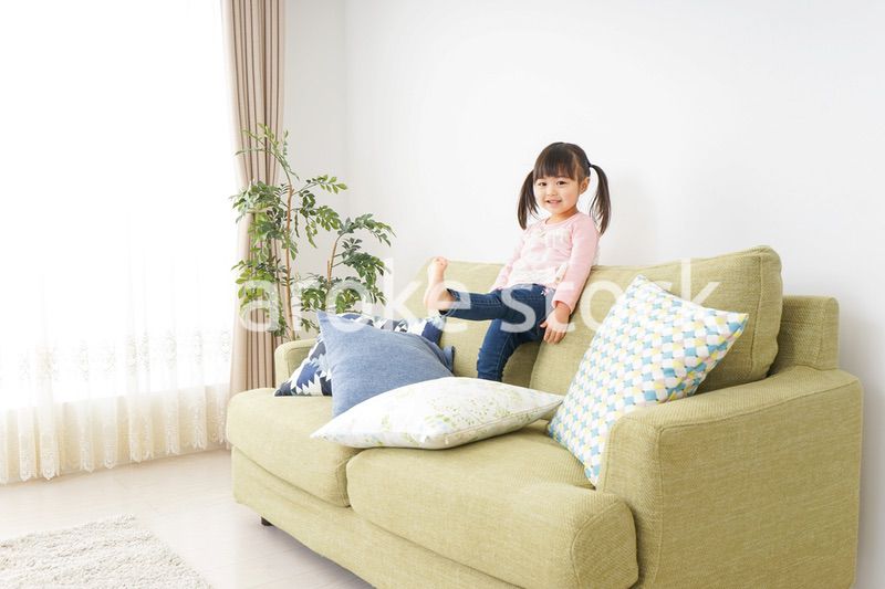 子育てをするイクメンパパ