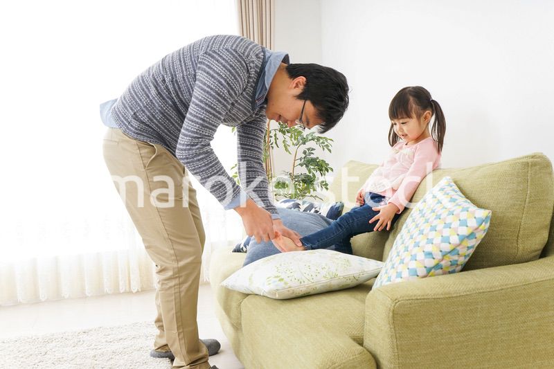 子育てをするイクメンパパ