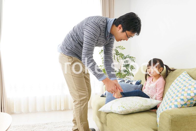 子育てをするイクメンパパ