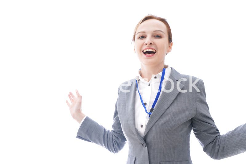 大笑いをするスーツを着たビジネスウーマン