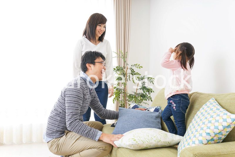 家族と家で過ごす幸せなファミリー