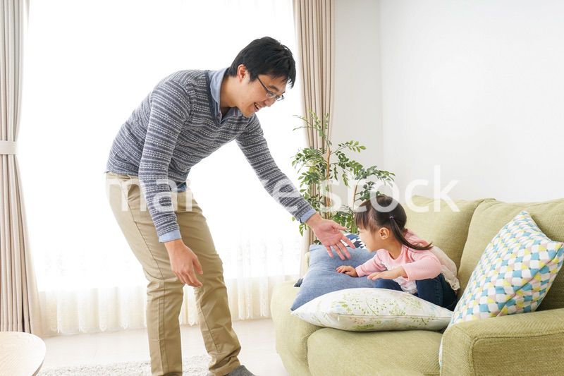 子育てをするイクメンパパ