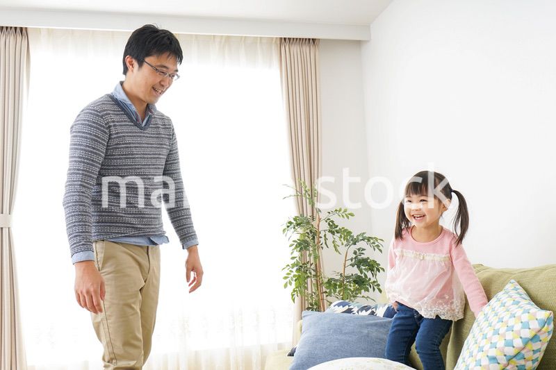 子育てをするイクメンパパ