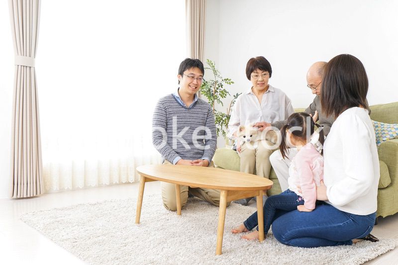 犬の世話をする3世代家族