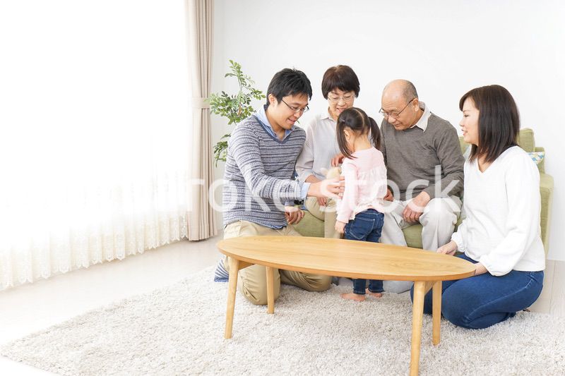 犬の世話をする3世代家族