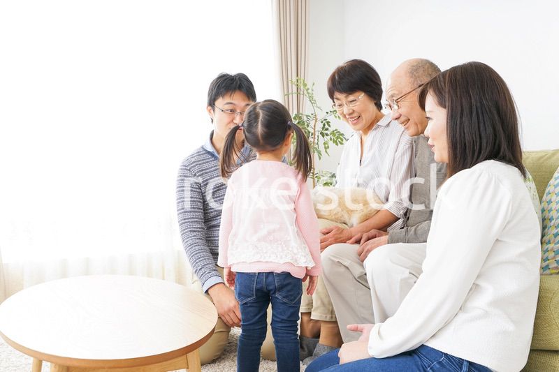 犬の世話をする3世代家族