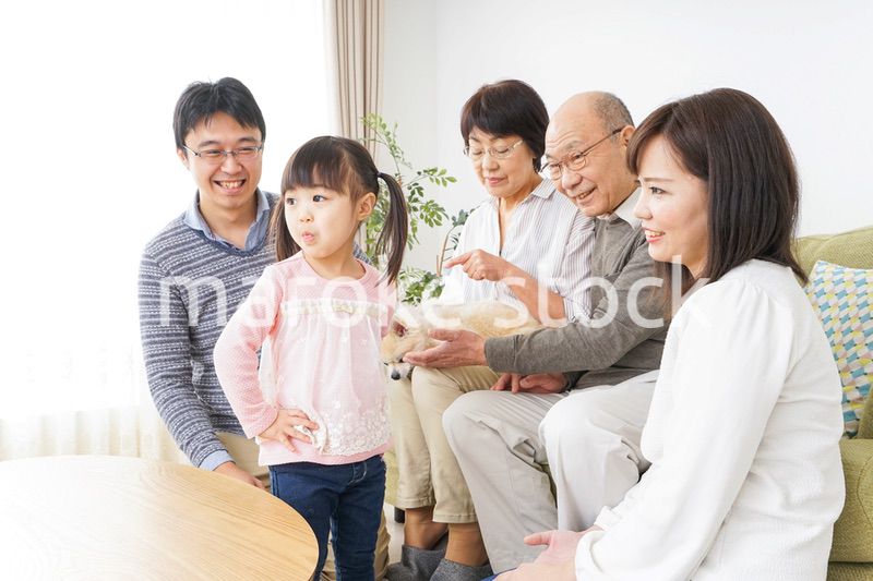 犬の世話をする3世代家族