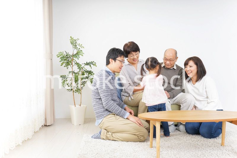 犬の世話をする3世代家族