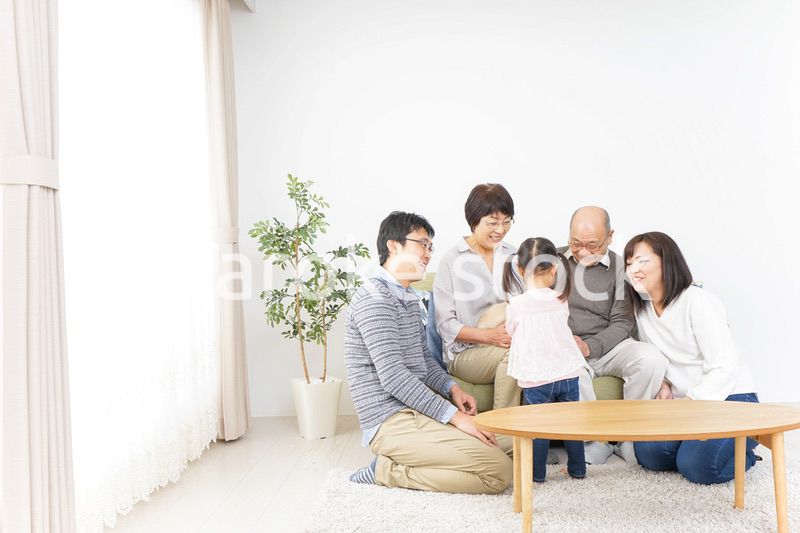 犬の世話をする3世代家族