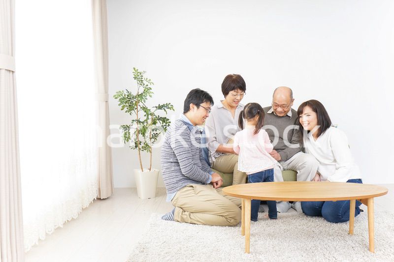 犬の世話をする3世代家族