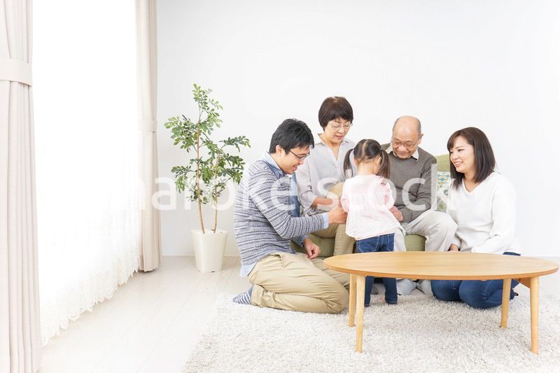 犬の世話をする3世代家族