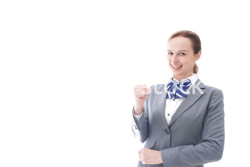 ガッツポーズをする制服を着た留学生