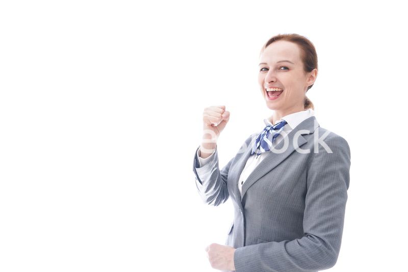 ガッツポーズをする制服を着た留学生