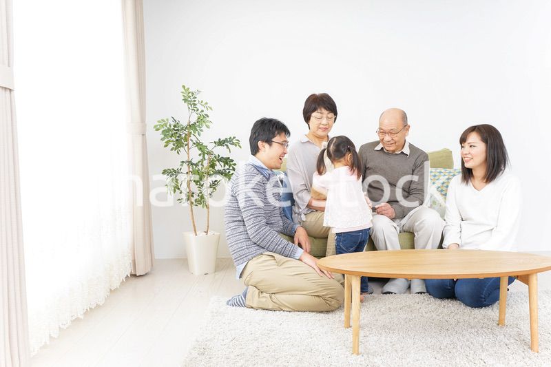 犬の世話をする3世代家族