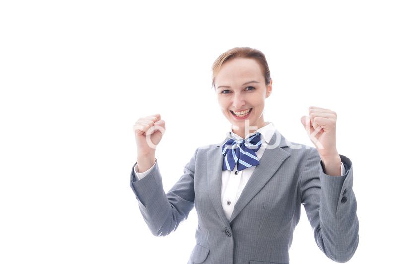 ガッツポーズをする制服を着た留学生