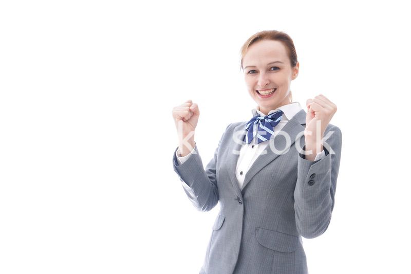 ガッツポーズをする制服を着た留学生