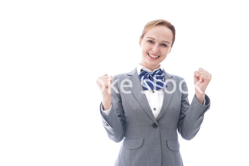 ガッツポーズをする制服を着た留学生