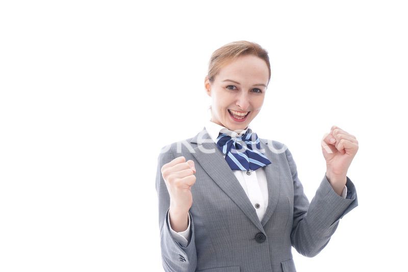 ガッツポーズをする制服を着た留学生