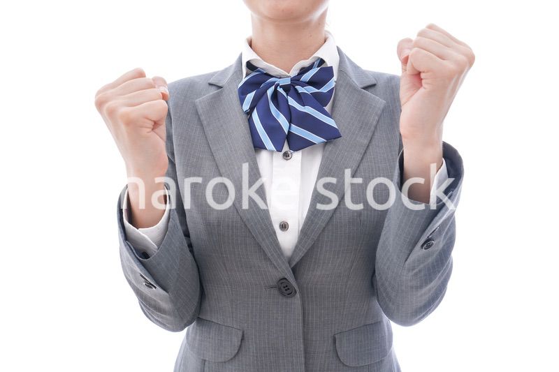 ガッツポーズをする制服を着た留学生