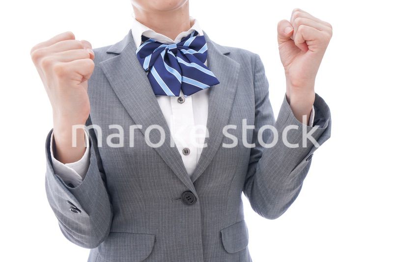 ガッツポーズをする制服を着た留学生