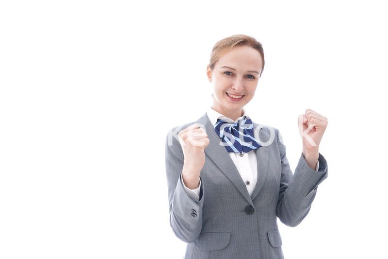 ガッツポーズをする制服を着た留学生