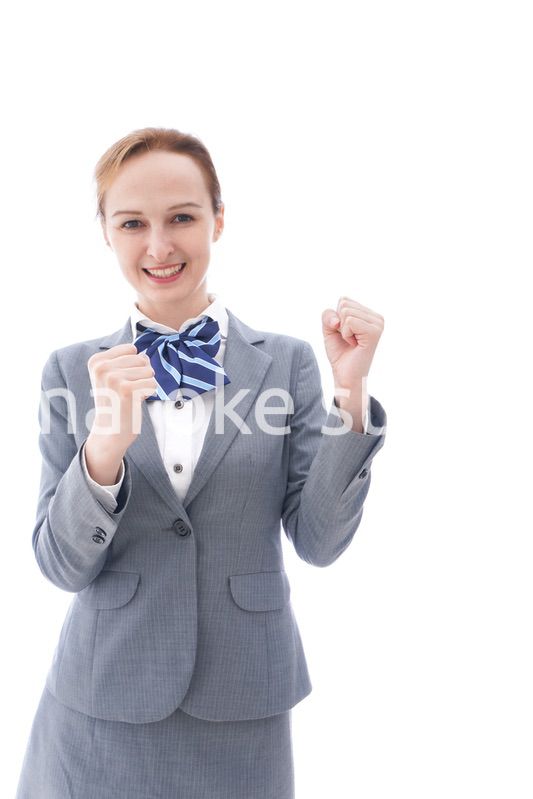 ガッツポーズをする制服を着た留学生