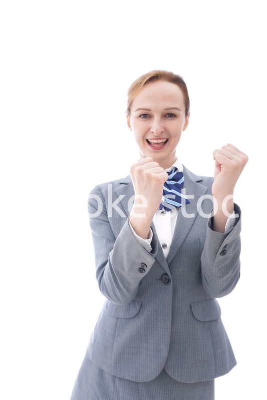 ガッツポーズをする制服を着た留学生