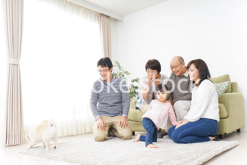 犬の世話をする3世代家族