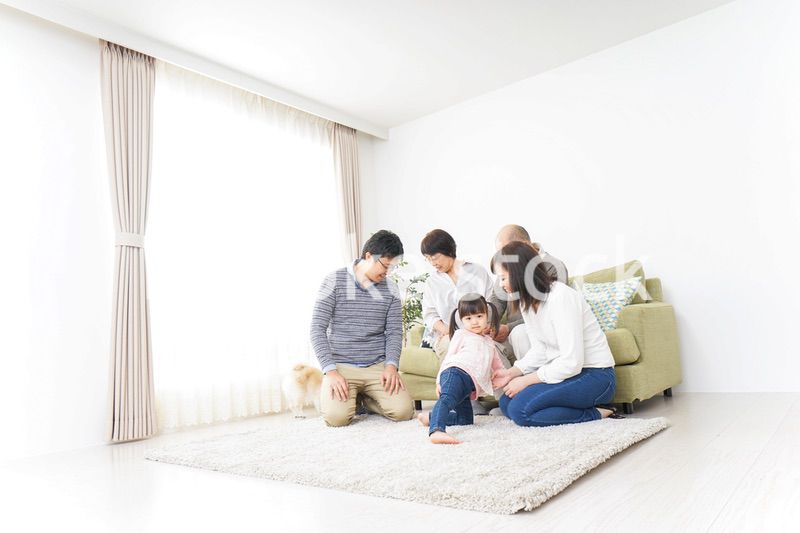 犬の世話をする3世代家族