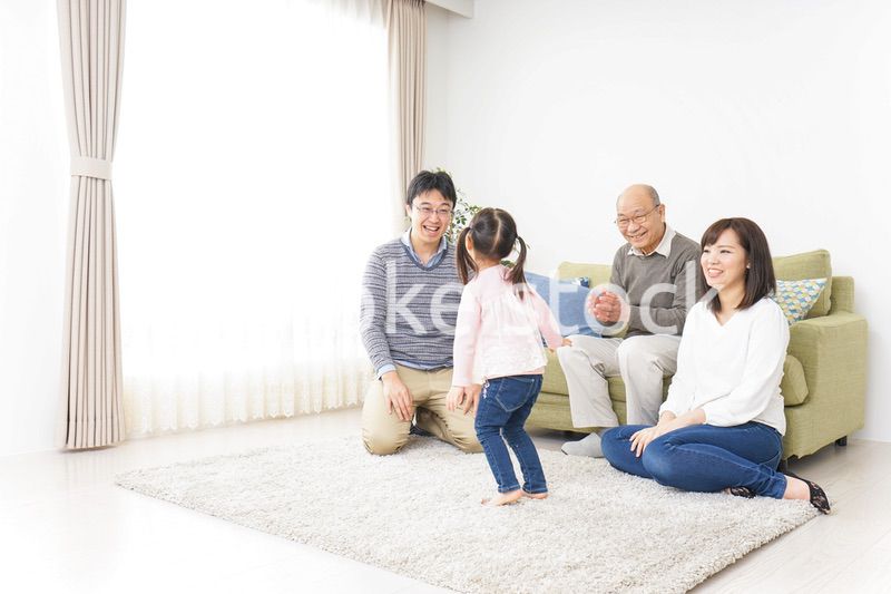 お遊戯をする子供と仲良しの家族