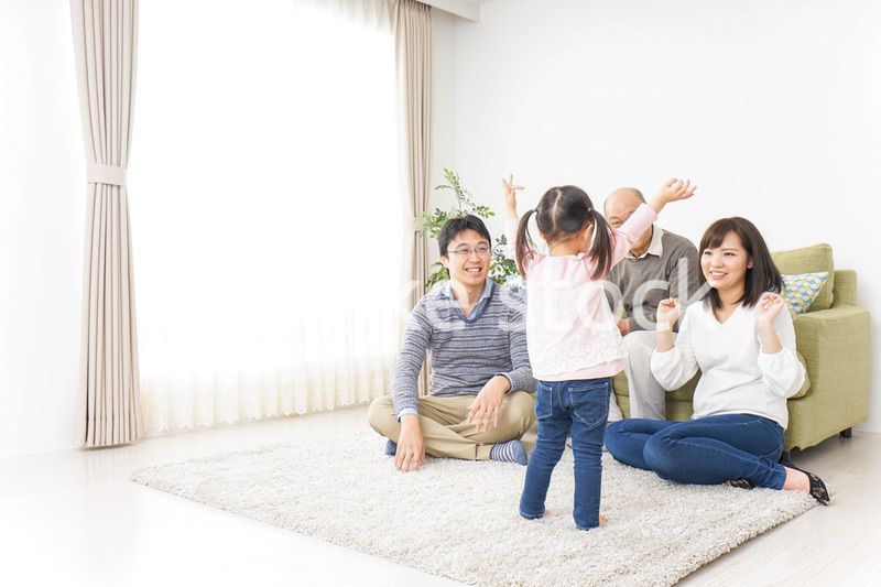 お遊戯をする子供と仲良しの家族