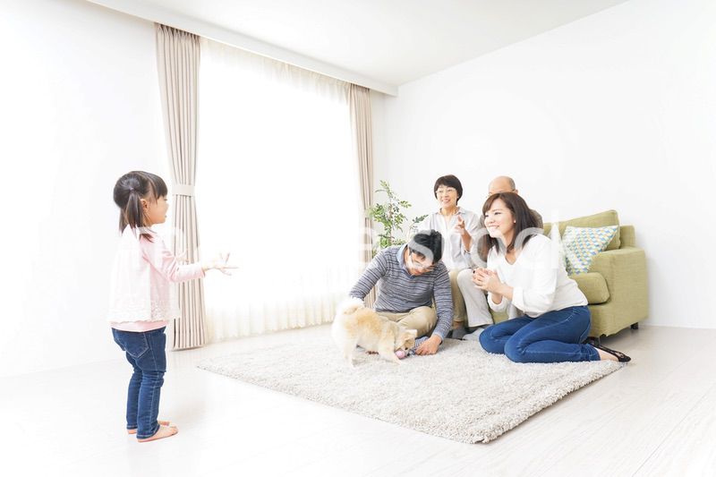 お遊戯をする子供と仲良しの家族