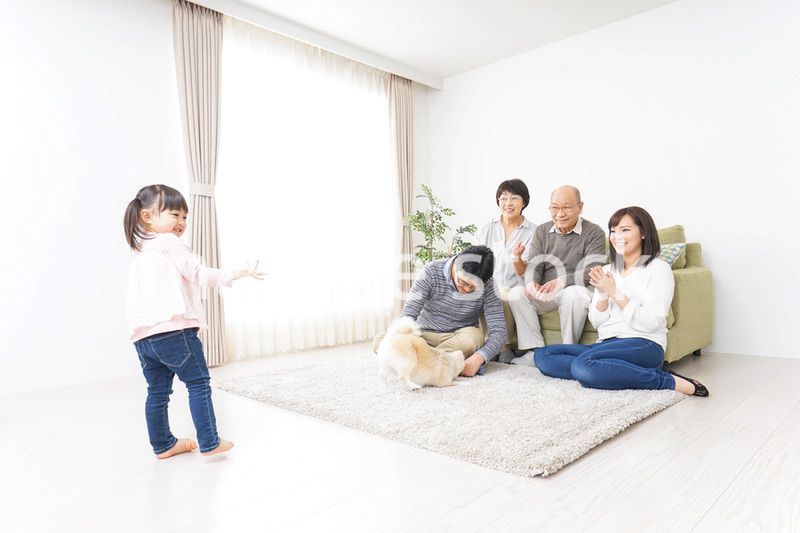 家族で犬と遊ぶ幸せな三世代ファミリー