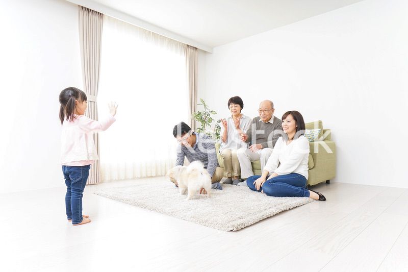 お遊戯をする子供と仲良しの家族