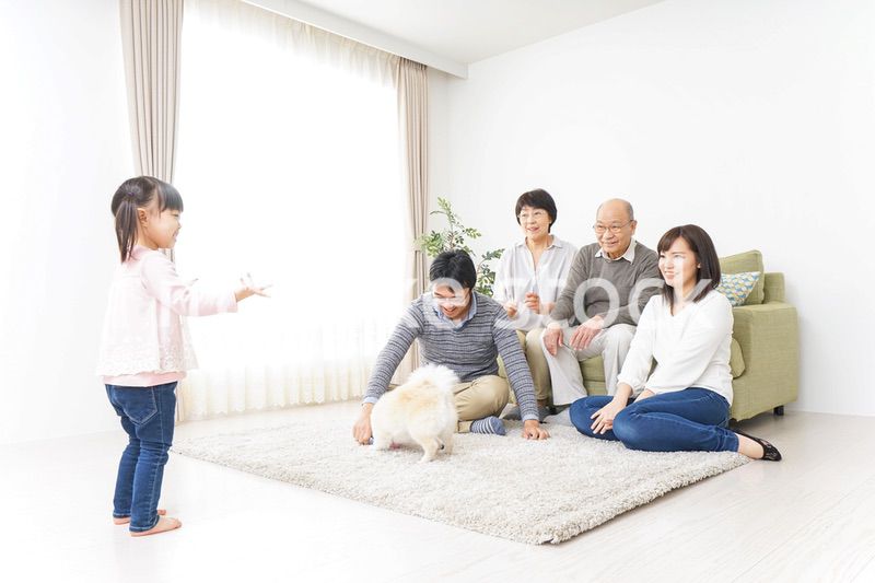 お遊戯をする子供と仲良しの家族