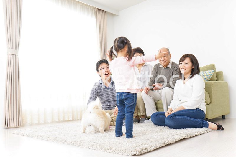 お遊戯をする子供と仲良しの家族