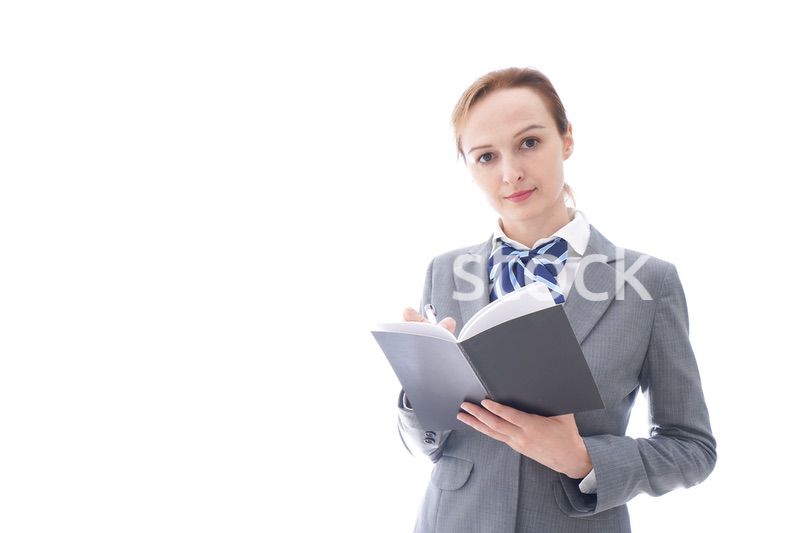 メモをとる制服を着た留学生