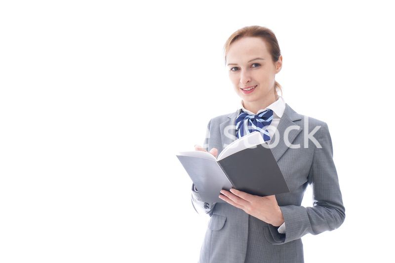 メモをとる制服を着た留学生