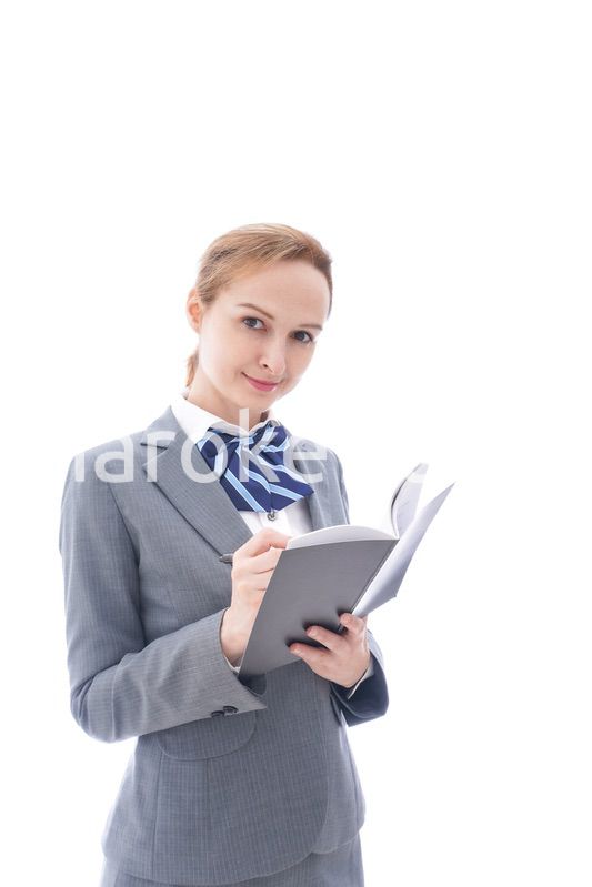 メモをとる制服を着た留学生