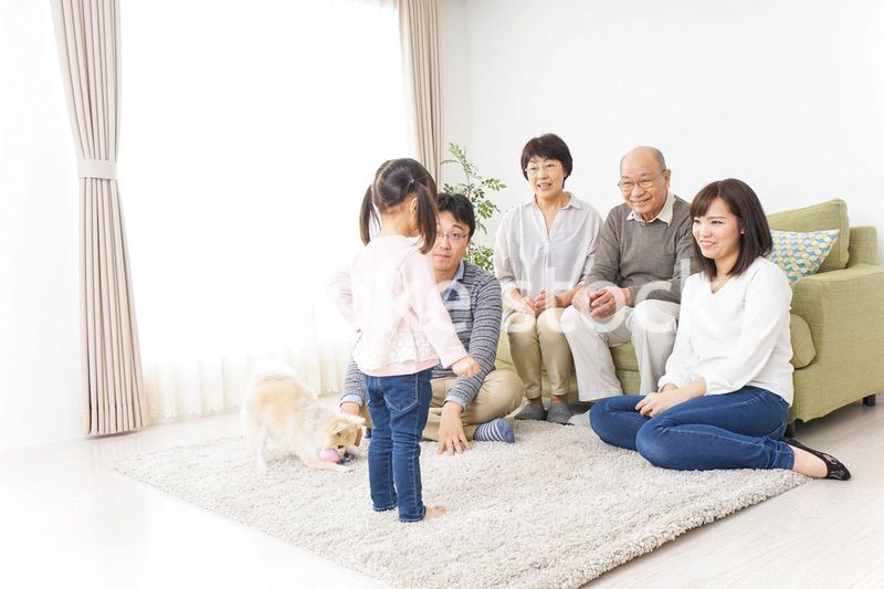 お遊戯をする子供と仲良しの家族